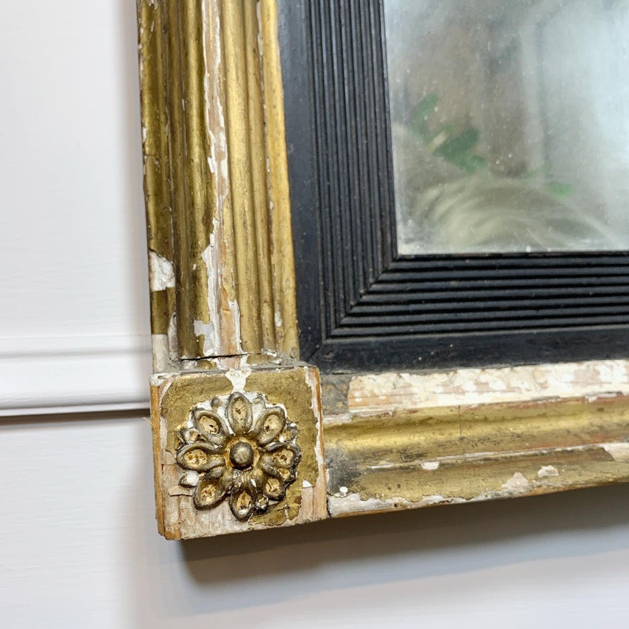 Georgian Gilt-Gesso Framed Wall Mirror with Inset Verre Eglomise Gilded Glass Frieze