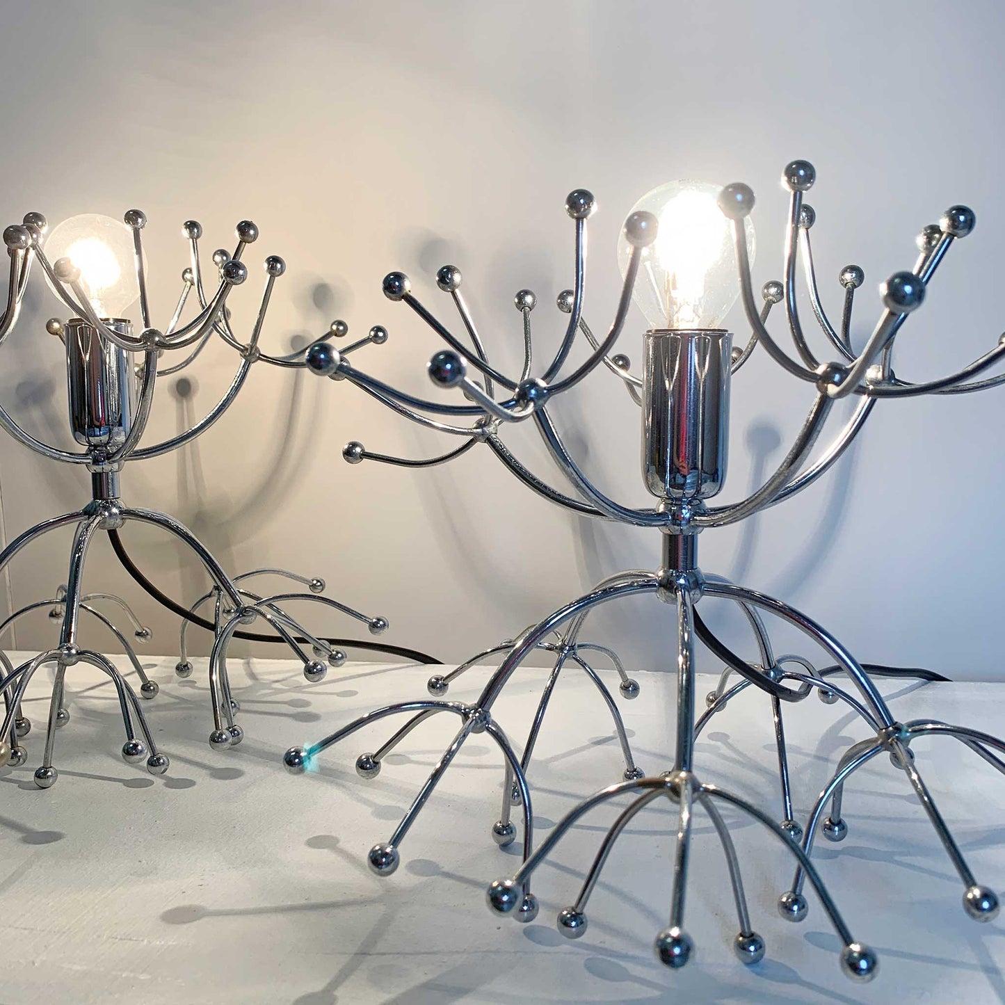 Pair of chrome sputnik table lamps, Italy, 1960s made by Gaetano Sciolari 1960s

A very unique pair of statement table lamps fabulous design, made of chrome-plated metal, used but very good condition.